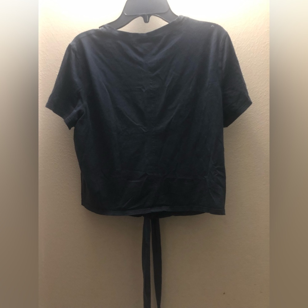 Lululemon black crop tee with tie size 6 - Picture 2 of 3